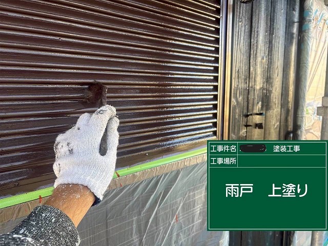 明石市　雨戸の上塗りの様子